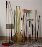 14 Pc Lot - Tools - Brooms / Mops / Brushes