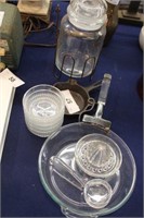 SELECTION OF VINTAGE KITCHEN ITEMS