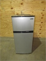 Refrigerator-
