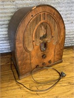 Antique " tombstone" Philco radio