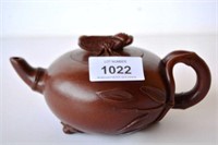 Chinese yixing teapot, cicada form finial to lid,