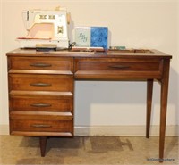 Sewing - Sewing Machine / Cabinet / Attachment