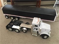 ERTLE LG SCALE PETERBILT SEMI TRACTOR WITH GRAIN