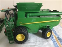 JOHN DEERE S6090 COMBINE MODEL