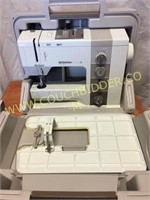 Bernina Record 930 sewing machine & accessories