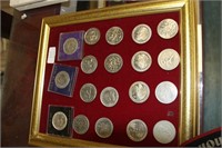 Tray of 19 IOM coins
