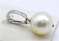 Good lustre Broome pearl pendant