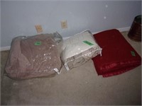 Bedding and blankets lot