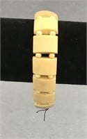 Bone stretch bracelet with square pieces    (g 22)