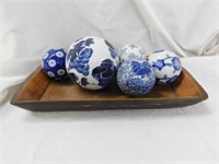 15" x 8" wooden tray filled with 5 blue & white