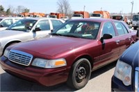 24 2006 Ford Crown Vic Maroon