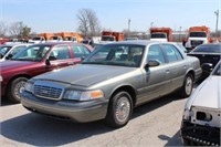 27 2001 Ford Crown Vic Green