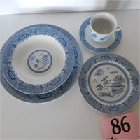 BLUE AND WHITE EMERALD DINNERWARE 40 PC SET