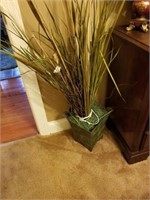 METAL GREEN TUB WITH DECORATIVE GREEN GRASS