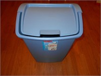 1 Blue Trash Can with Lid