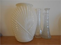 3 Piece Set of Vases 1 is White
