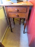 Mahogany End Table: 2 Drawer with Turned Legs