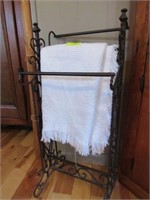 Metal Quilt Rack & Woven Throw in White
