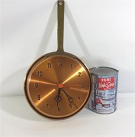 Horloge en forme de poêle en cuivre