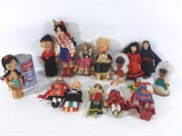 14 poupées avec costumes folkloriques