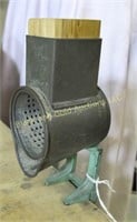 Lorraine Metal mounted grater