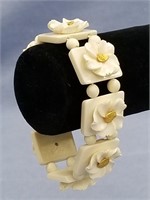 A stunning carved ivory stretch bracelet, 8 gold n
