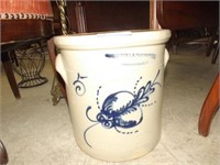 Hubbell & Chesebro 5 G Blue Decorated Crock