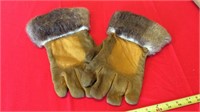 Fur cuffed work gloves