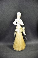 VICTORIAN CLOTHES BRUSH WITH CERAMIC LADY HANDLE