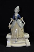COLONIAL LADY DESCENDING STAIRS - 7 1/2" - TINTED