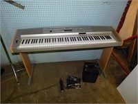 Yamaha keyboard c/w mic & speaker