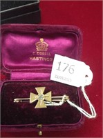 9crt gold Maltese cross brooch, 0.20 diamond.
