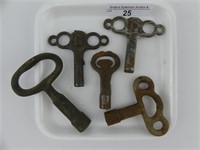 TRAY: APPROX. 5 CLOCK KEYS