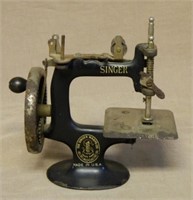 Singer Toy Cast Iron Sewing Machine.