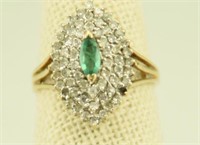Marked 1okt gold ring with emerald stone and