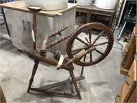 ANTIQUE WOOD SPINNING WHEEL ~ NEEDS REPAIR