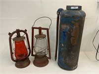 2 HURRICANE LAMPS + OLD FIRE EXTINGUISHER