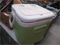 NICE ICE CUBE COOLER, CLEAN AND GOOD CONDITION