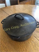 Wagner #9 cast iron Dutch oven w/ lid... NICE!