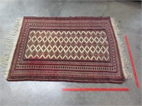old woven persian wool rug (4ft 2in x 6ft)