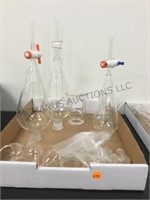 GROUP OF ASSORTED GLASS LABORATORY FLASKS