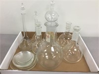 GROUP OF ASSORTED GLASS FLASKS & PYREX GLASS TRAYS
