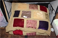 QUILTED COMFORTER & MATCHING PILLOWS