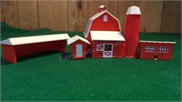 HO Scale farm models with barn.