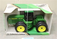 Ertl John Deere 4-Wheel Drive Toy Tractor