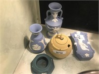 5 ASSORTED PIECES OF WEDGWOOD