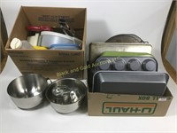 Lot: kitchen cookware and plastic storage items