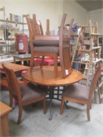 Very Nice Round Table 4 Chairs
