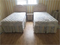 Twin Bedroom: 2 Thomasville Twin Beds, Mattresses