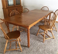 Dining Room Table & Chairs w/ 2 Leaves